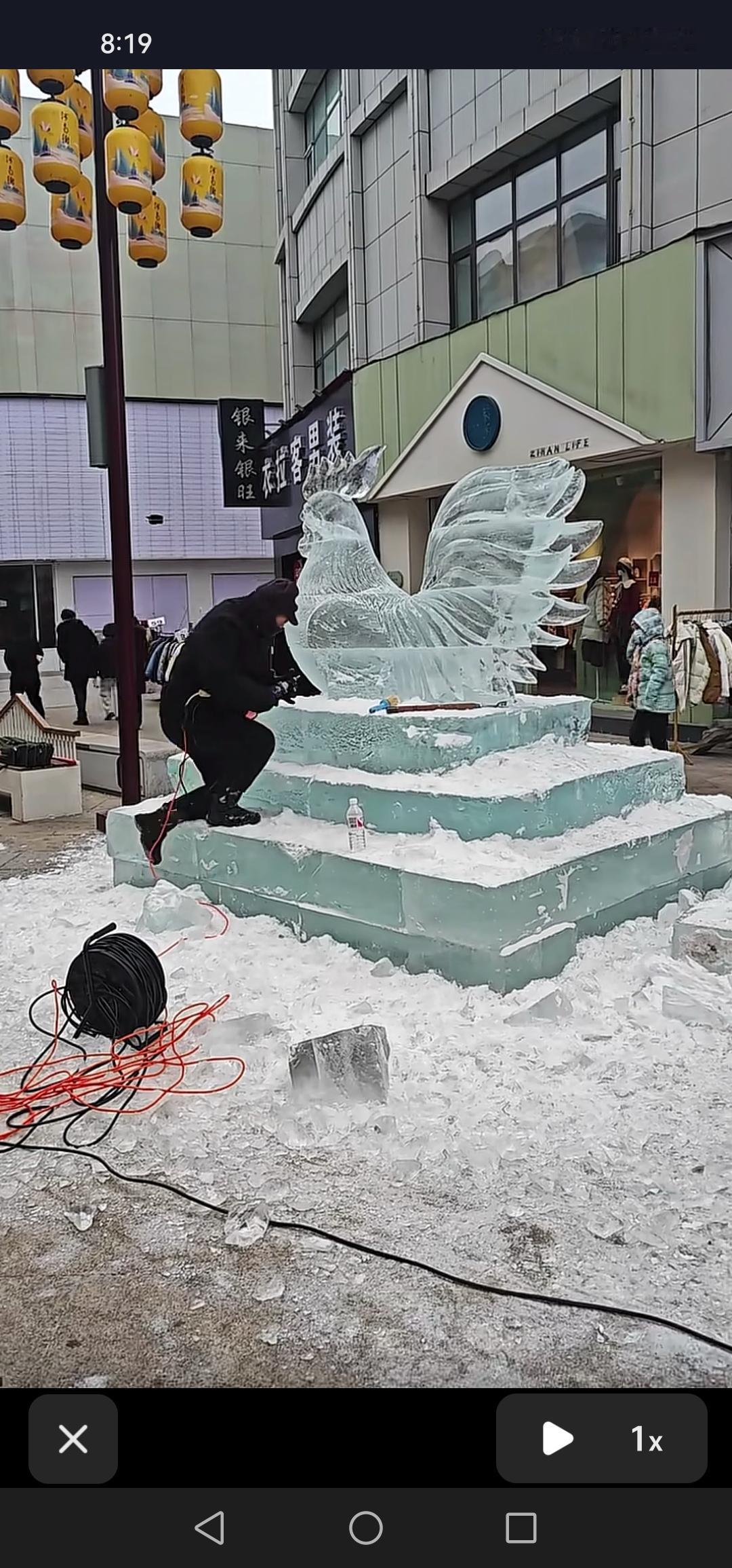 吉林市河南街开始打造冰雕了，那冰雕晶莹剔透，工艺十分精湛，看上去着实不错。

前
