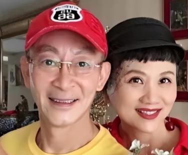 1995年，六小龄童的妻子因生不出儿子，主动提离婚。没想到丈夫3句话就让她瞬间泪