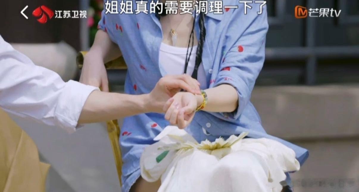 夏之光给陈妍希诊脉 夏之光帮陈妍希把脉 深耕中医领域不断进步，夏之光上手诊脉专业