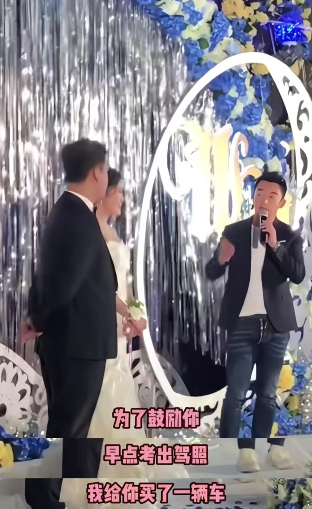 谁不想急头白脸的给郑恺打工郑恺送工作人员黄金 我嘞个丢，郑恺给工作人员送黄金送汽