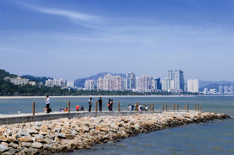 珠海，真的将浪漫藏匿于每一缕海风之中。
清晨，情侣路的晨雾尚未消散，我跟着张叔去