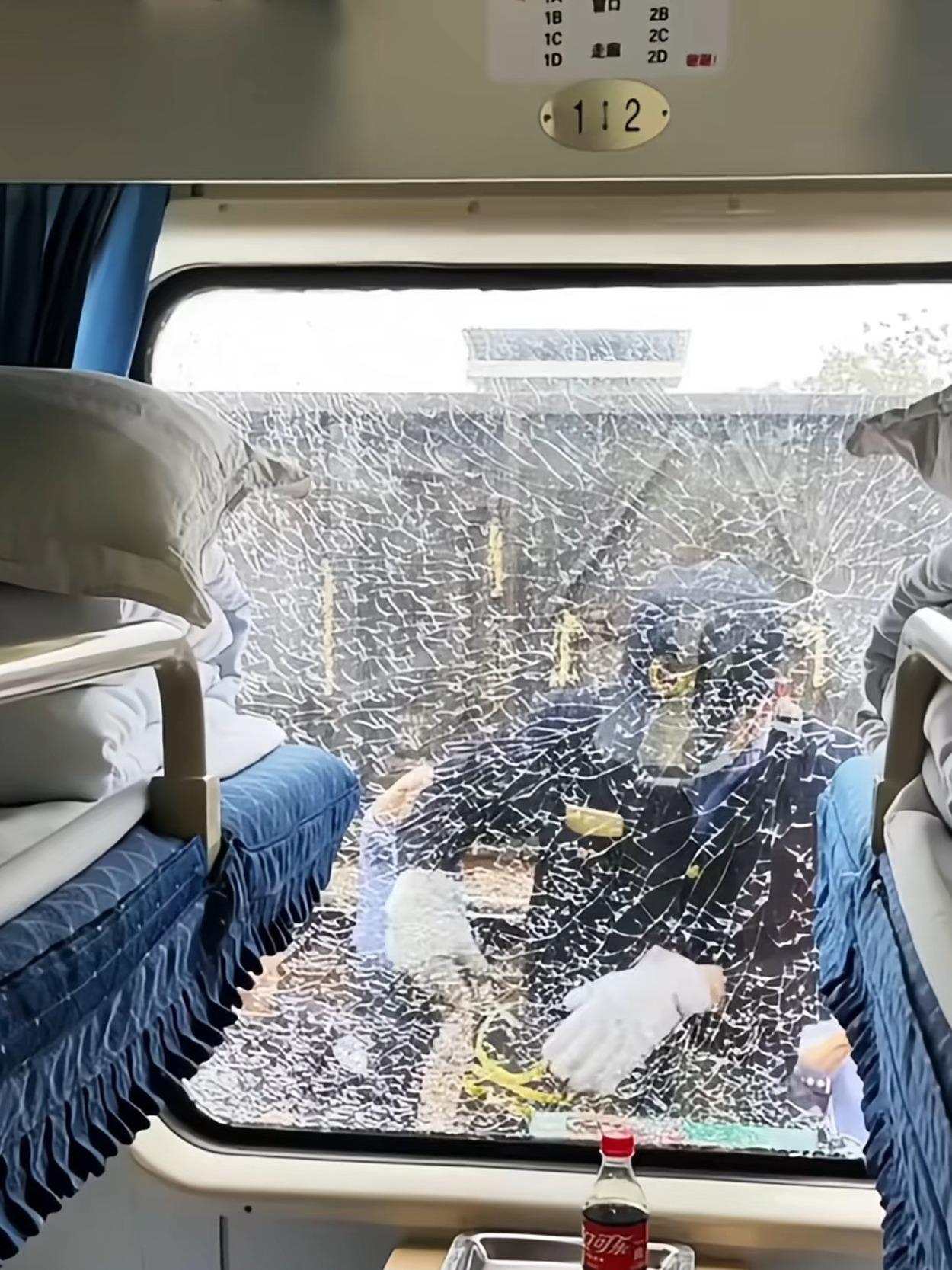 3月2日，北京西至昆明的Z53次普速列车行驶途中突发车窗爆裂，卧铺车厢瞬间散落玻