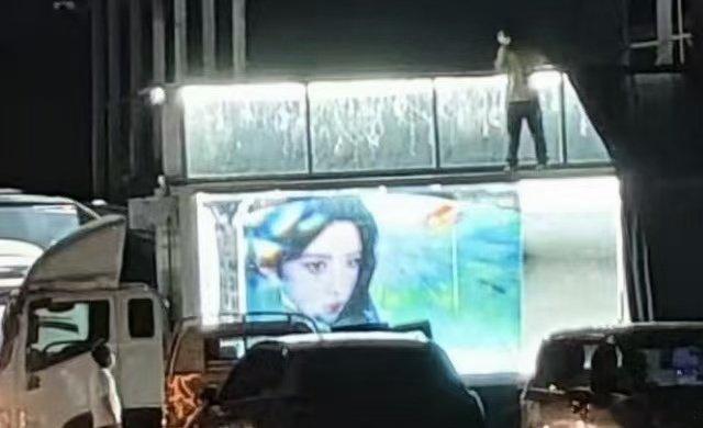 万花世界剧组给鞠婧祎庆生万花世界剧组给鞠婧祎庆生！万花世界剧组为鞠婧祎庆生