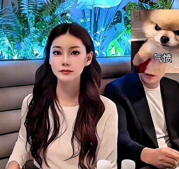 汪小菲发飙，全程在吵。马筱梅在旁边补口红，静静笑着看他。

换成别人，要么对吵，