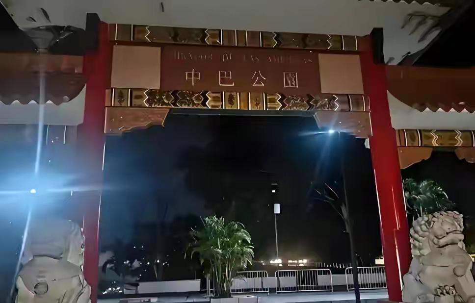 特朗普下通牒，巴拿马二选一，不顾30万华人反对，强拆中巴纪念碑