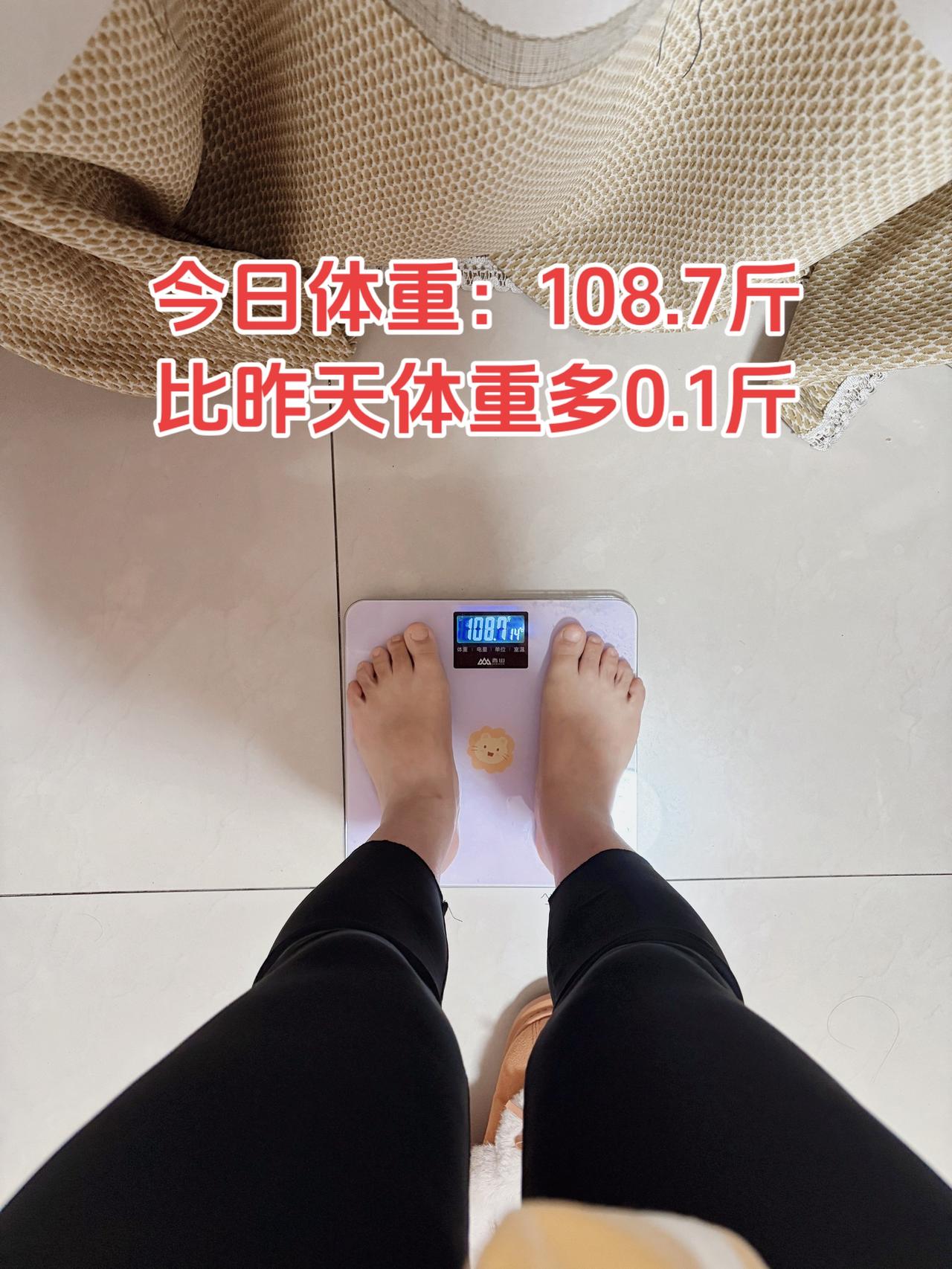 美好的周末开始了，今日体重108.7斤⬆️0.1斤
今日减脂早餐：玉米+鸡蛋+番