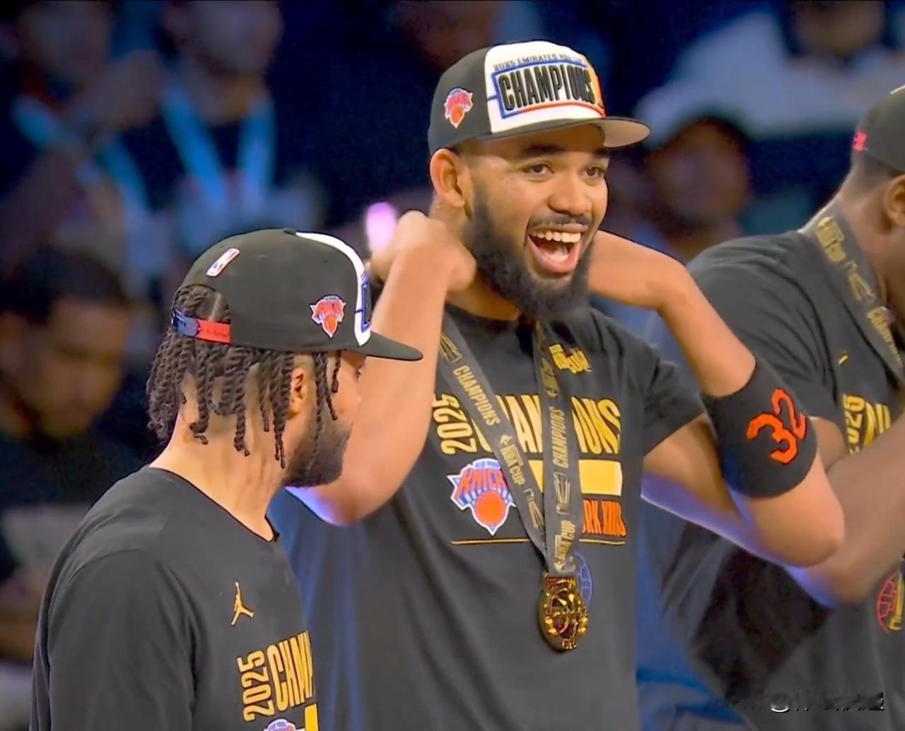 纽约尼克斯捧得NBA杯赛。布伦森荣膺最有价值球员。恭喜纽约尼克斯队，同心奋力，实