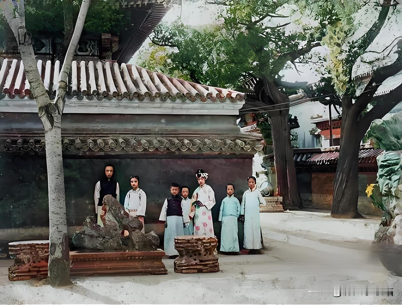 这张合影拍摄于20世纪20年代的紫禁城御花园，照片拍摄时，紫禁城虽已非权力中心，
