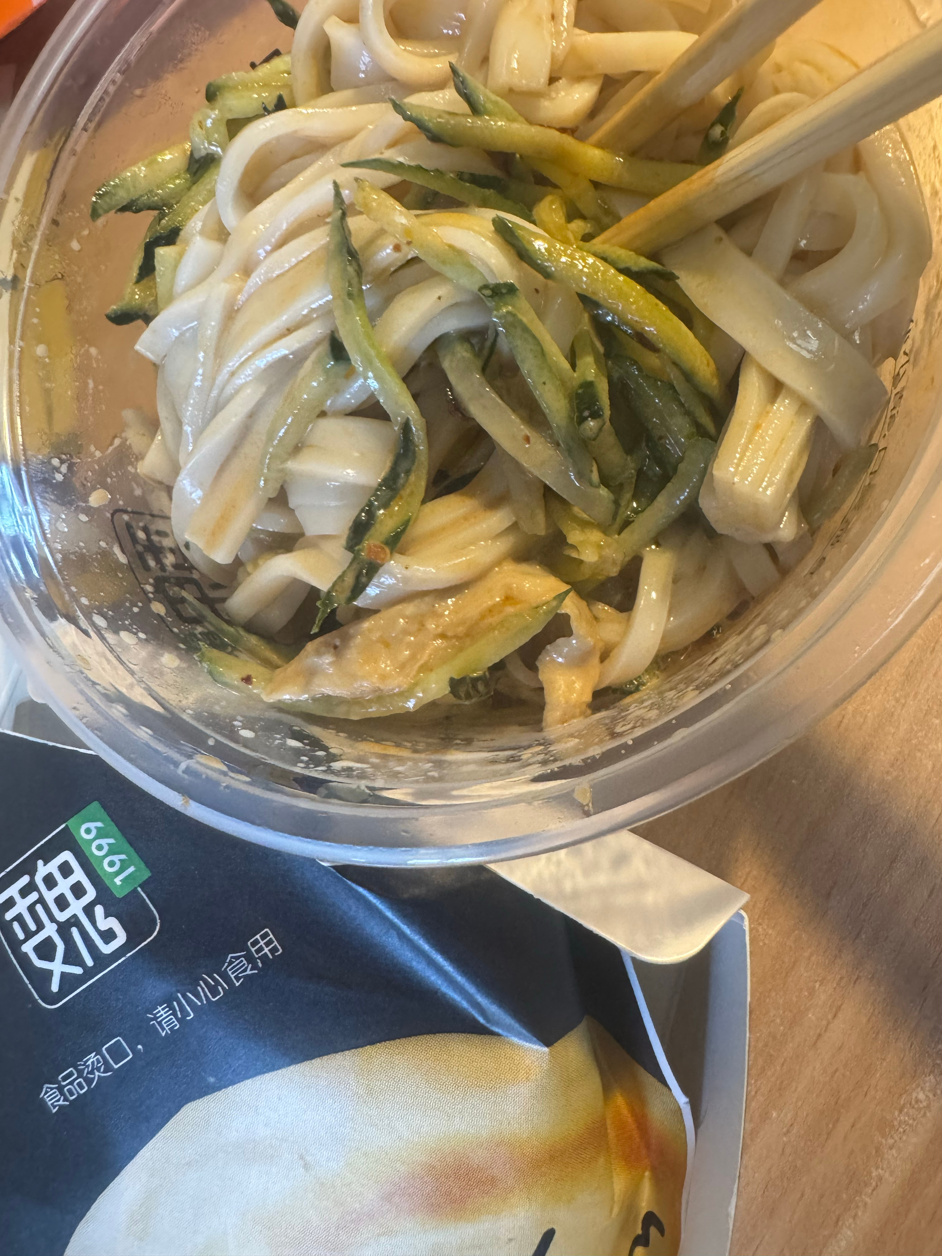 我再也不要吃魏家凉皮的凉皮了一点都不好吃！不如东北的凉皮一根毛