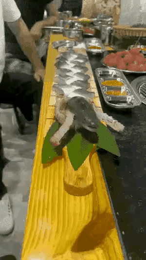 活生生就上了餐桌，就为了一口鲜美。说残忍无有超过人的。