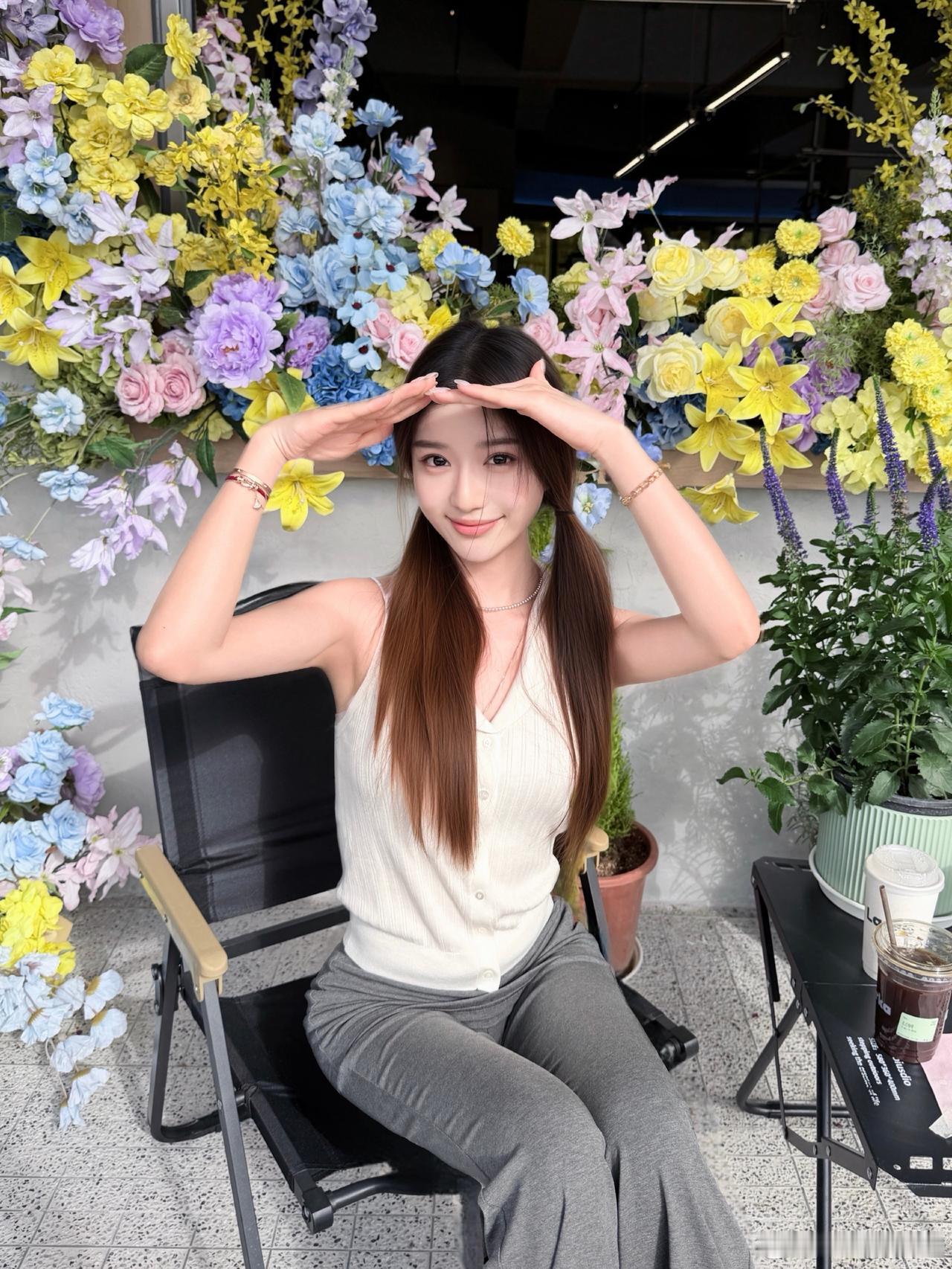 你们喜欢什么类型的美女太阳刺的睁不开眼啦👀