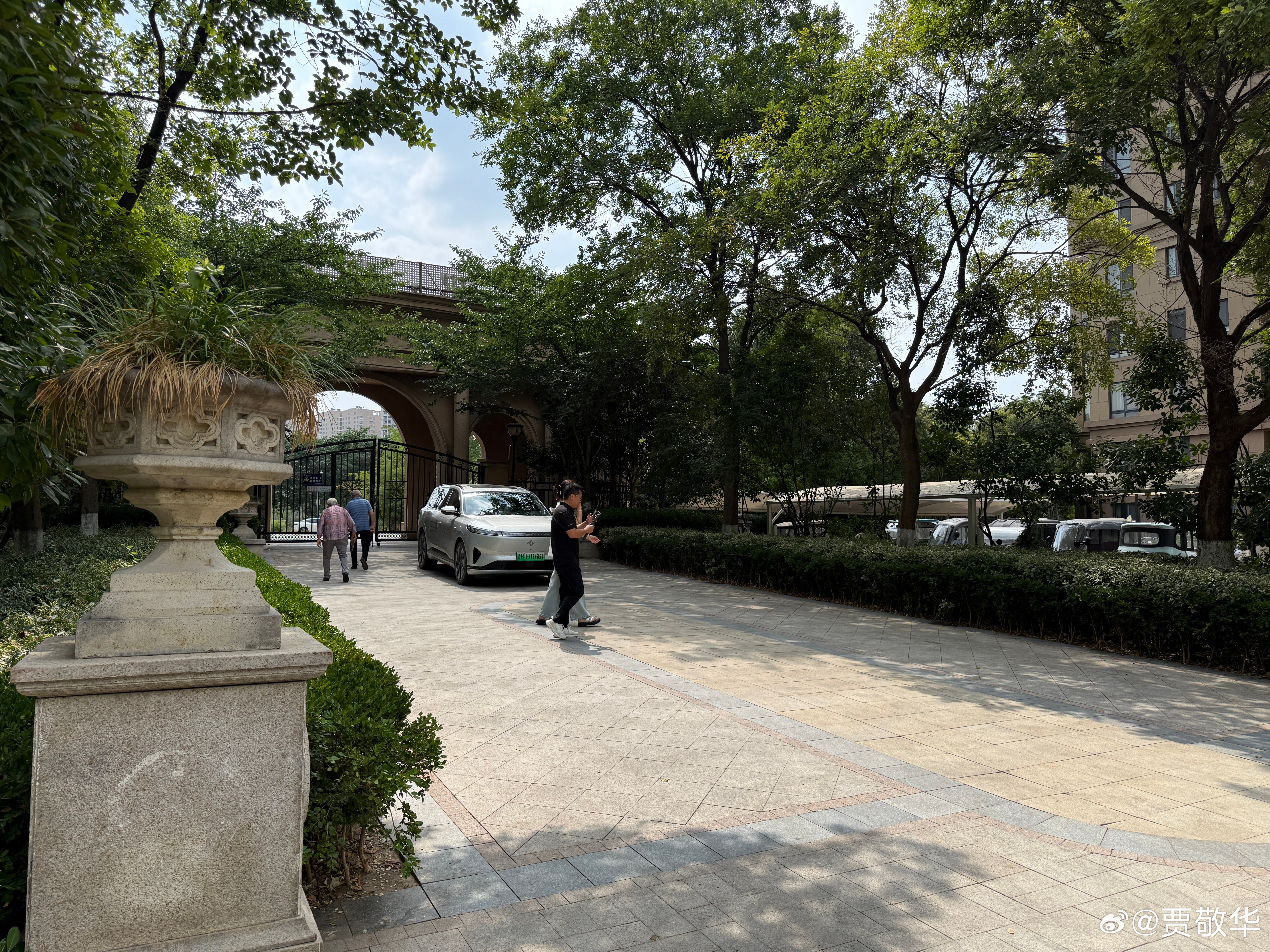 刚才出去拿快递，发现某厂在小区内拍车，还有漂亮的小姐姐。 ​​​