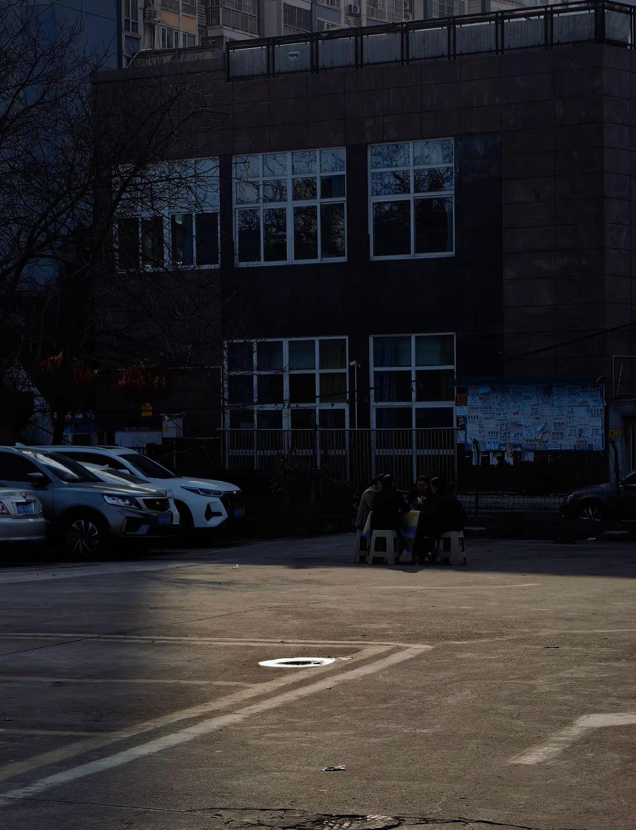 慢生活，停下来，慢一点 你看，走一走阳光也好花好，跑一跑运气也好狗好，像呼吸一样