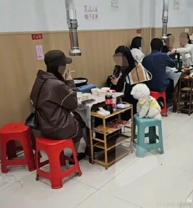 餐馆·女人和狗 
