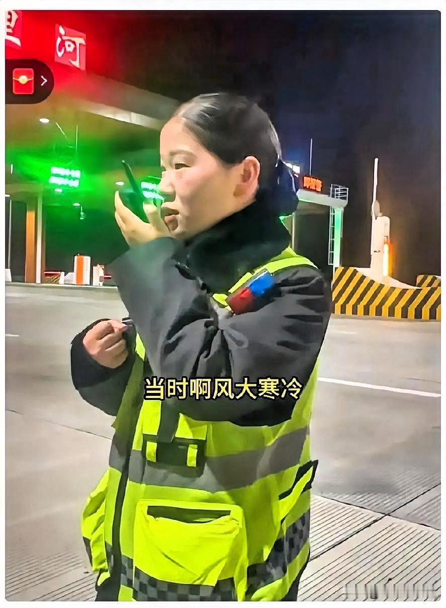 安徽八里河收费站的这名工作人员火了，
一名卡友开了一辆电车，在途经安徽八里河收费