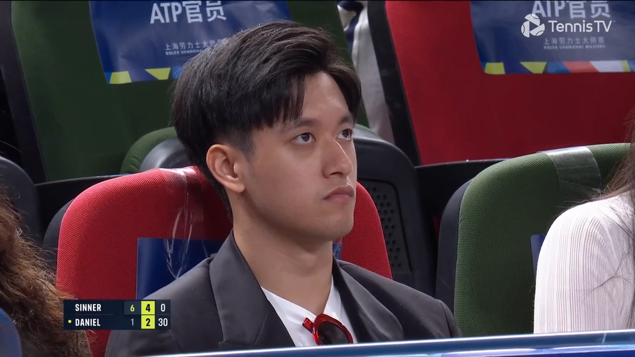 周冠宇昨天来到旗忠网球中心观看辛纳的比赛，赛后与阿尔卡拉斯、德约科维奇、张之臻和