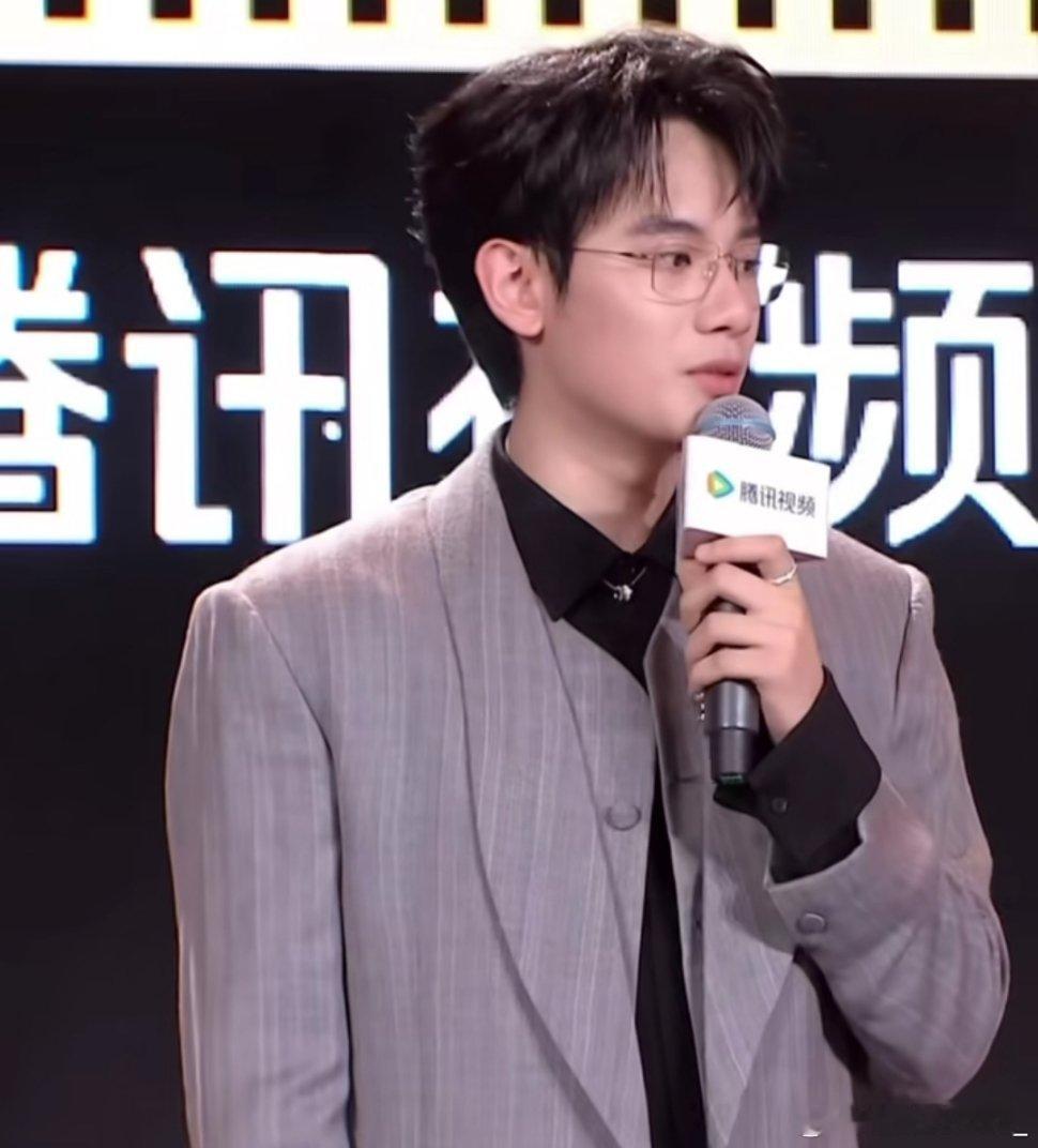#胡先煦[超话]# 反正胡先煦嘛，眼镜一带，谁也不爱[舔屏][舔屏]年纪轻轻就有