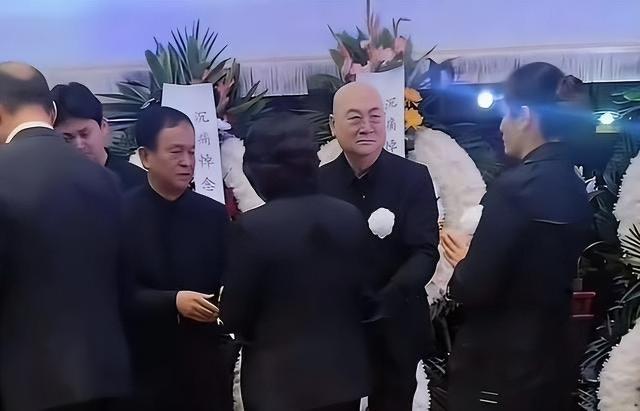 迟重瑞现身陈丽华葬礼

4月9日，北京下着蒙蒙细雨，但许多人冒雨为陈丽华送行。我