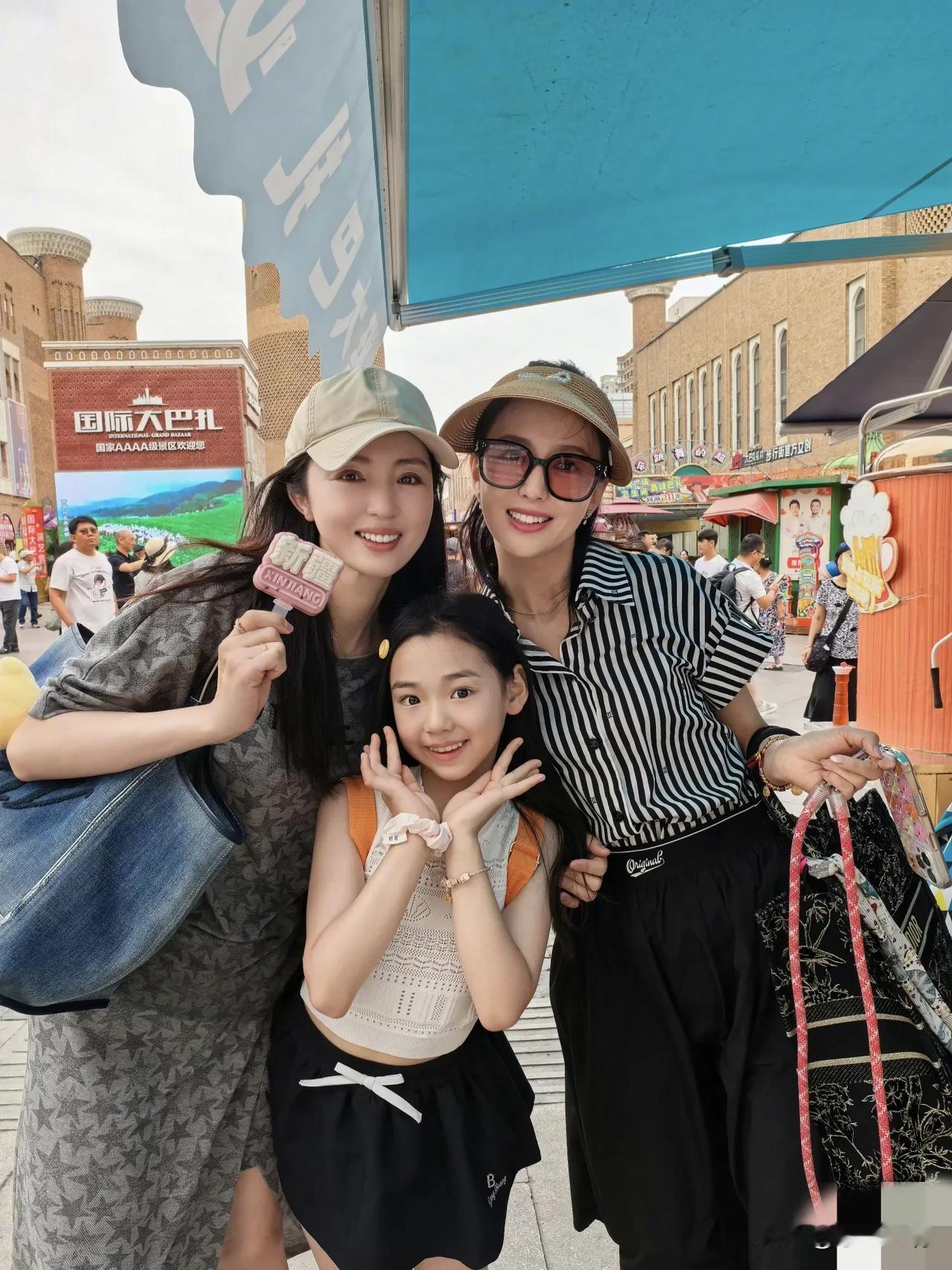 董璇带着女儿去佟丽娅家乡了。董璇和佟丽娅真的不是亲人胜似亲人。
两人的友情真的让