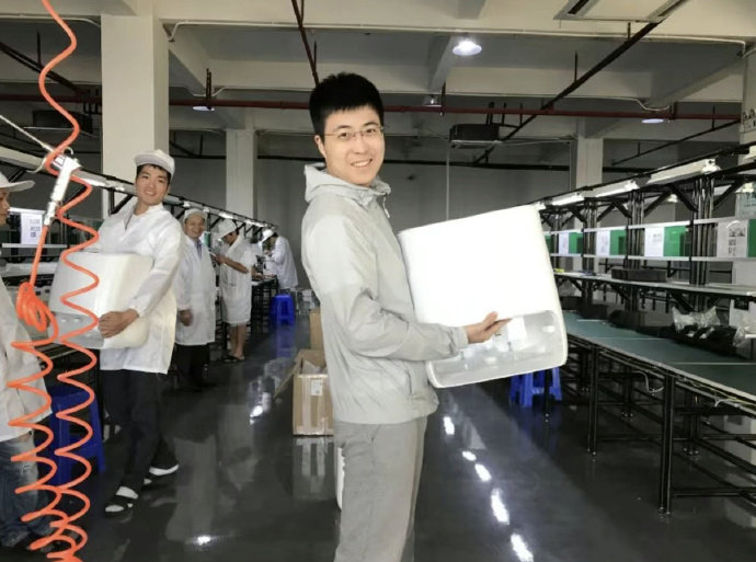 【云鲸创始人回应被和追觅对标】凤凰网科技《浪潮》对话云鲸创始人张峻彬。在问到现在