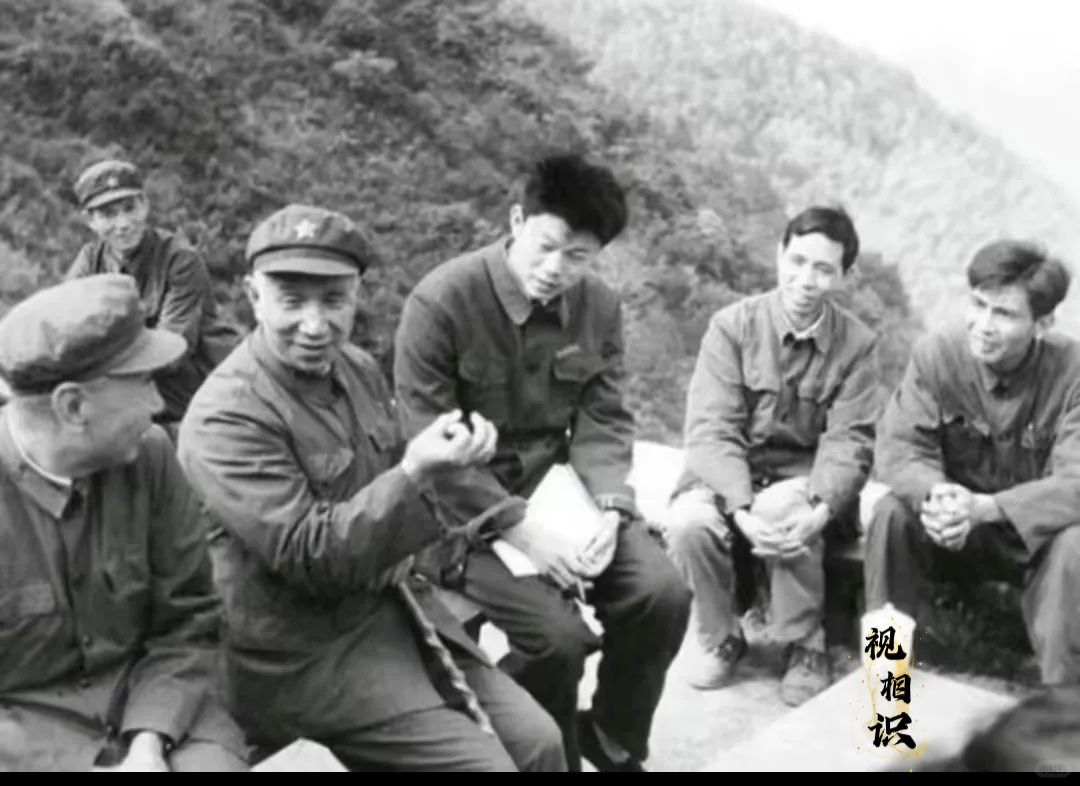 1978年，粟裕大将重返“谭家桥战役”旧址，跟身边的人分享那场艰苦卓绝的战斗，对...