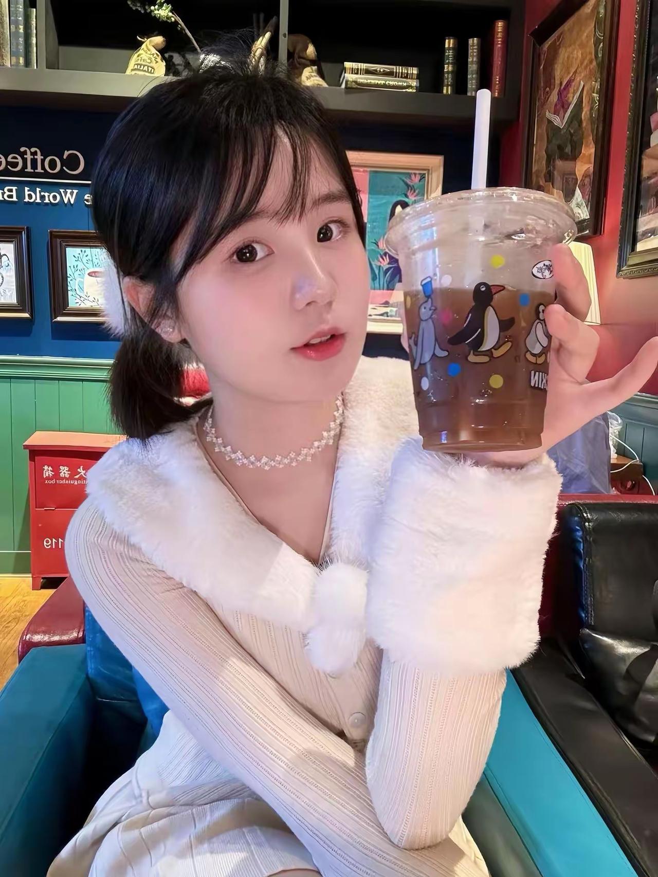玉杯捧香茗，静享时光悠。 清茶伴书闲 品余生如品茶