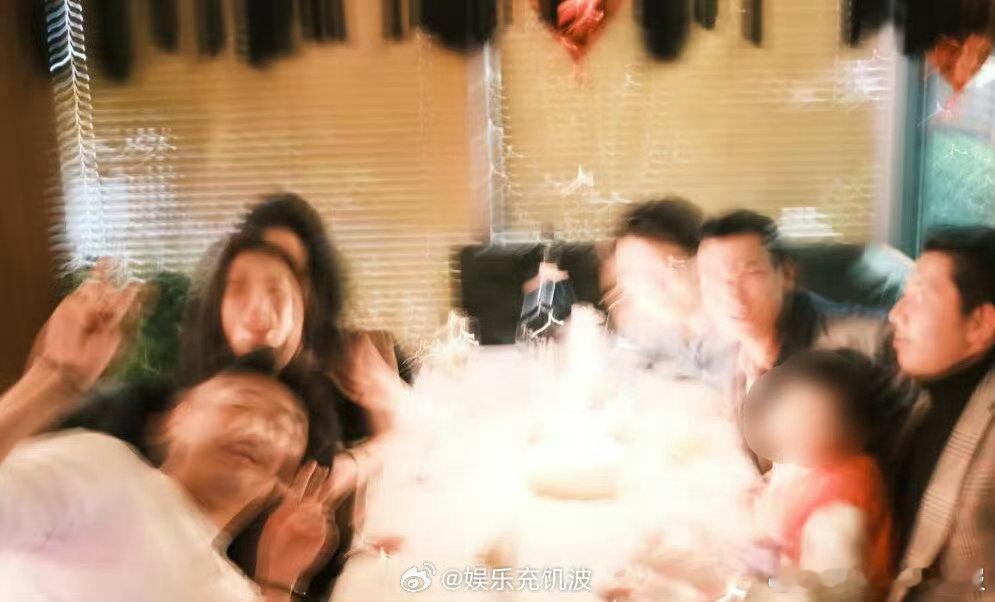 刷到刘亦菲朱珠聚餐合照，虽然糊但还是一眼认出刘亦菲，这辨识度没谁了！ 刘亦菲朱珠