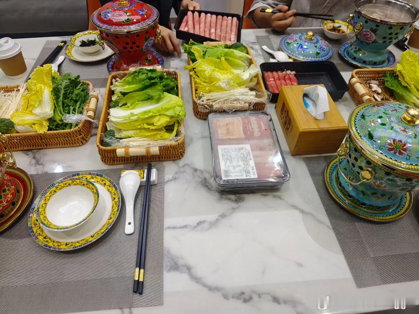全天被客户们夸爆一天没停过的火锅宴🍲一手一杯意大利的现磨咖啡☕️​各种茉莉花茶