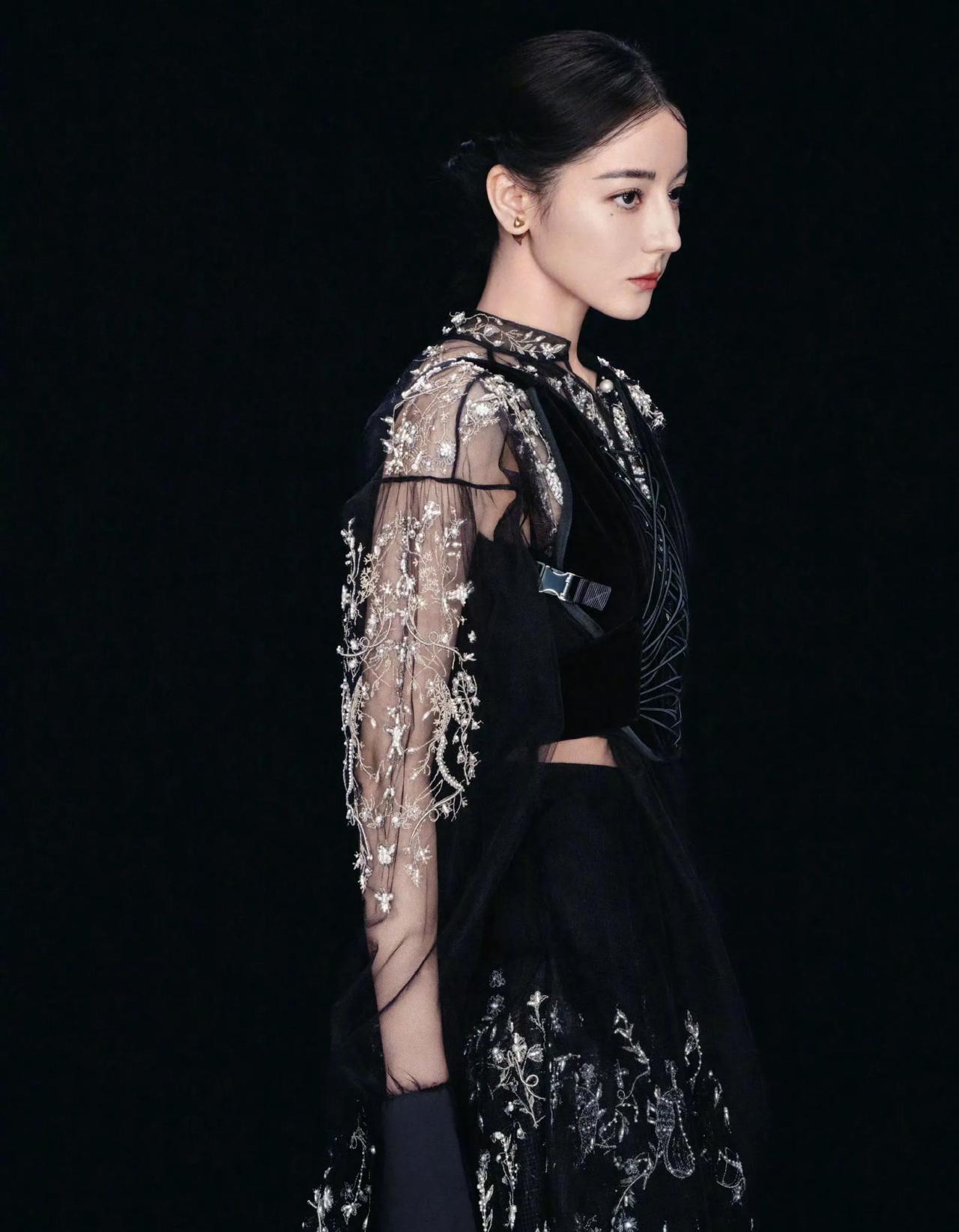 迪丽热巴身着一袭黑色刺绣裙，真是百变女神！无论何种风格，她都能完美驾驭，每次亮相