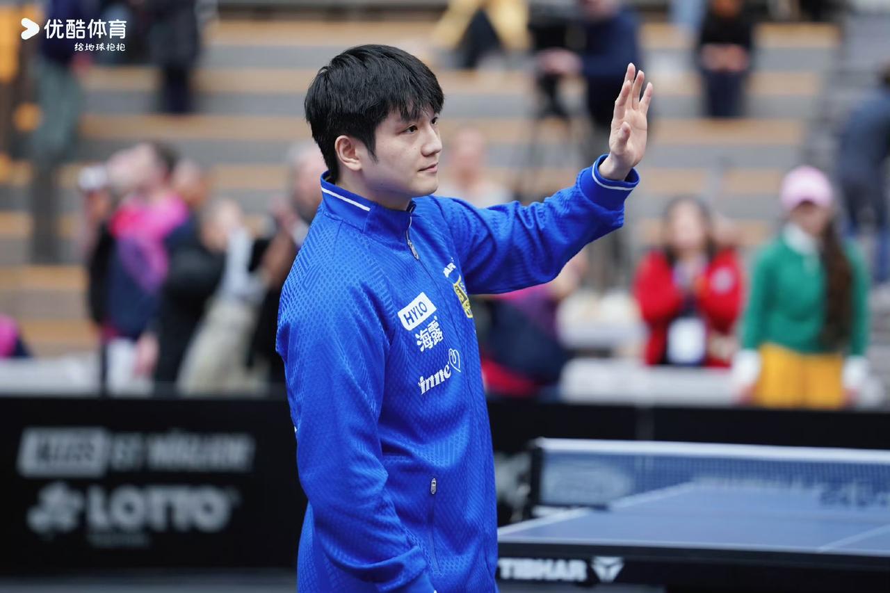 这11张挥手图，太暖心了，
360度转身，无死角的爱，
谢谢你，樊振东 ！

这