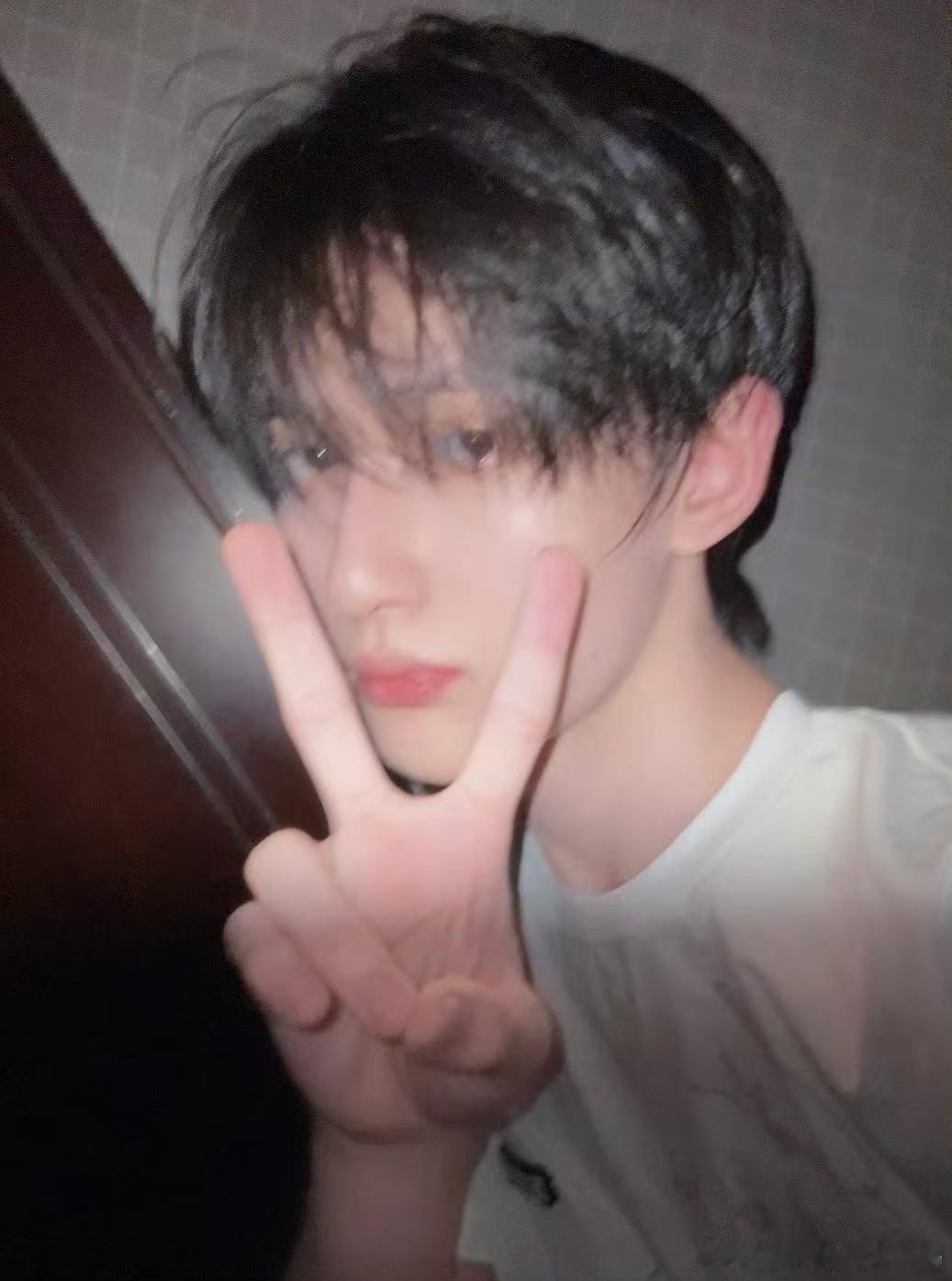 猜猜余宇涵这件衣服上写的啥  哈哈，余宇涵这件衣服上的签名真相大白了！霏霏老师和