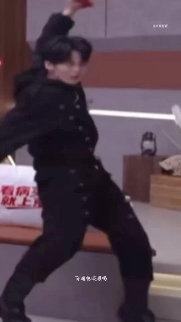 王赫野看齐天嗨到扔手套王赫野看曾辉王以太笑到躺下了王赫野简直是披哥后台最真实的观