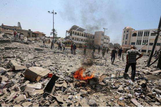 突发，以色列南部一个工业区被不明物体击中，大火烧得停不下来，更吓人的是还有危险物