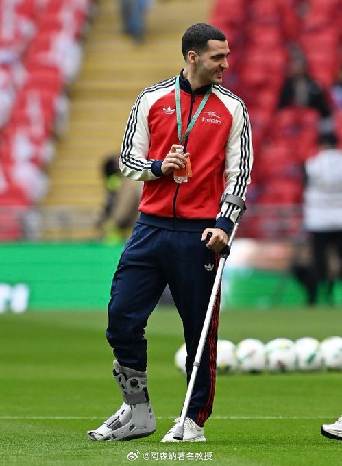 今天，梅里诺穿着保护靴，拄着拐杖，和阿森纳队一起出现在温布利球场，阿森纳全队上下