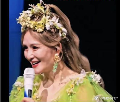 为什么谢娜那么拼命，很多人吐槽她票价对标一线歌手。 她和张杰在京沪蓉都有房，豪宅