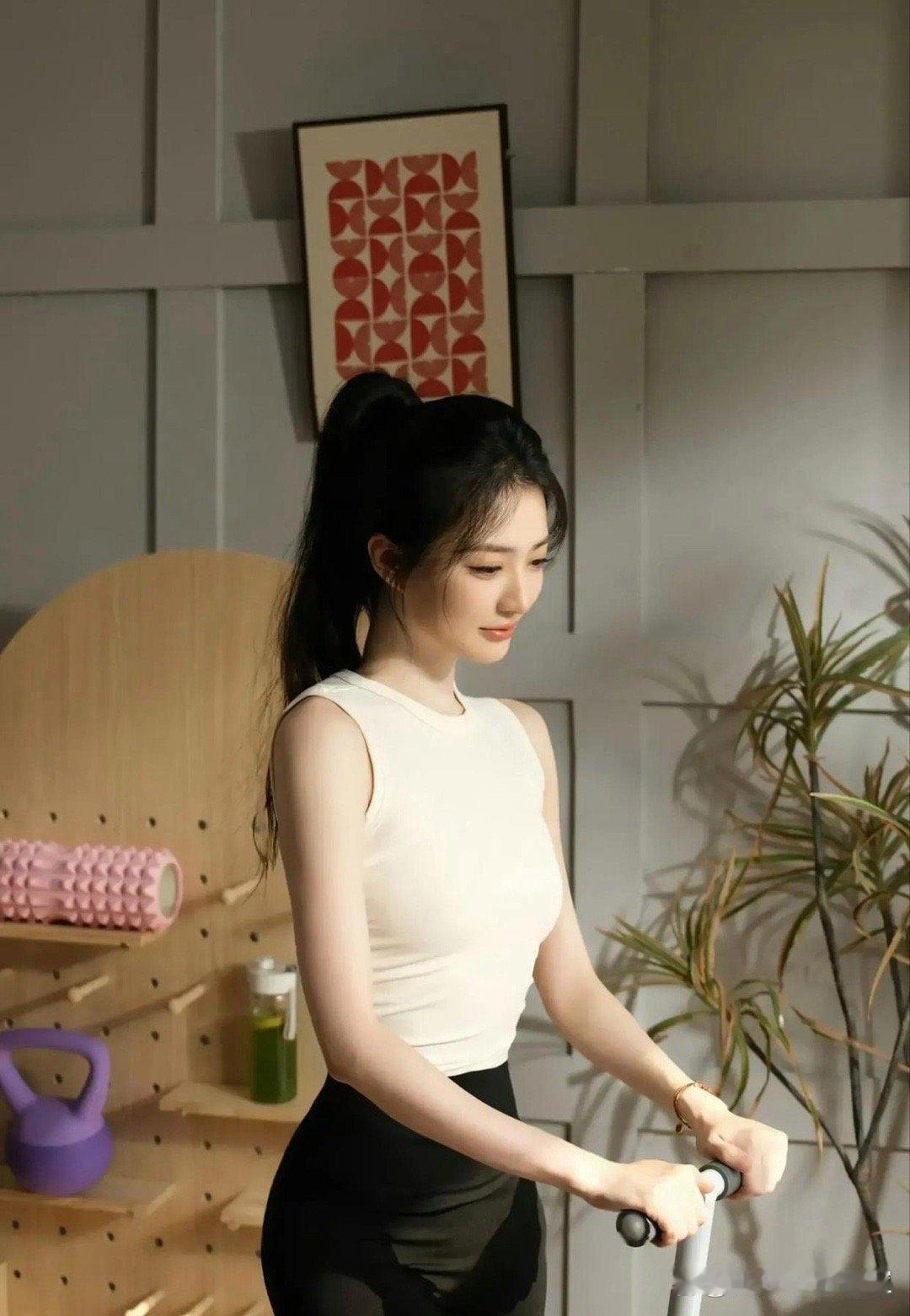 徐璐，这么好的身材，还在运动，太自律 