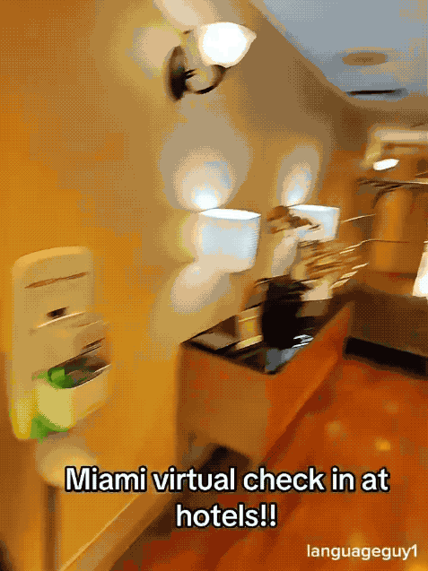 玩死美国还得看三哥：旅馆前台白人全部裁掉，换成印度远程客服！这是美国一位游客在迈