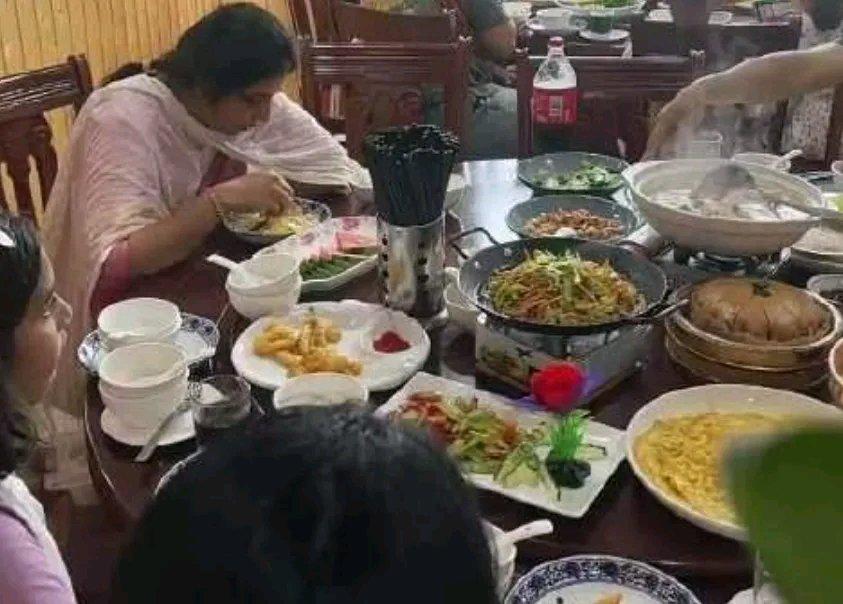 最近网上好多人吐槽印度游客来中国避暑还白吃白喝。上海热得冒烟，不少印度籍游客在上