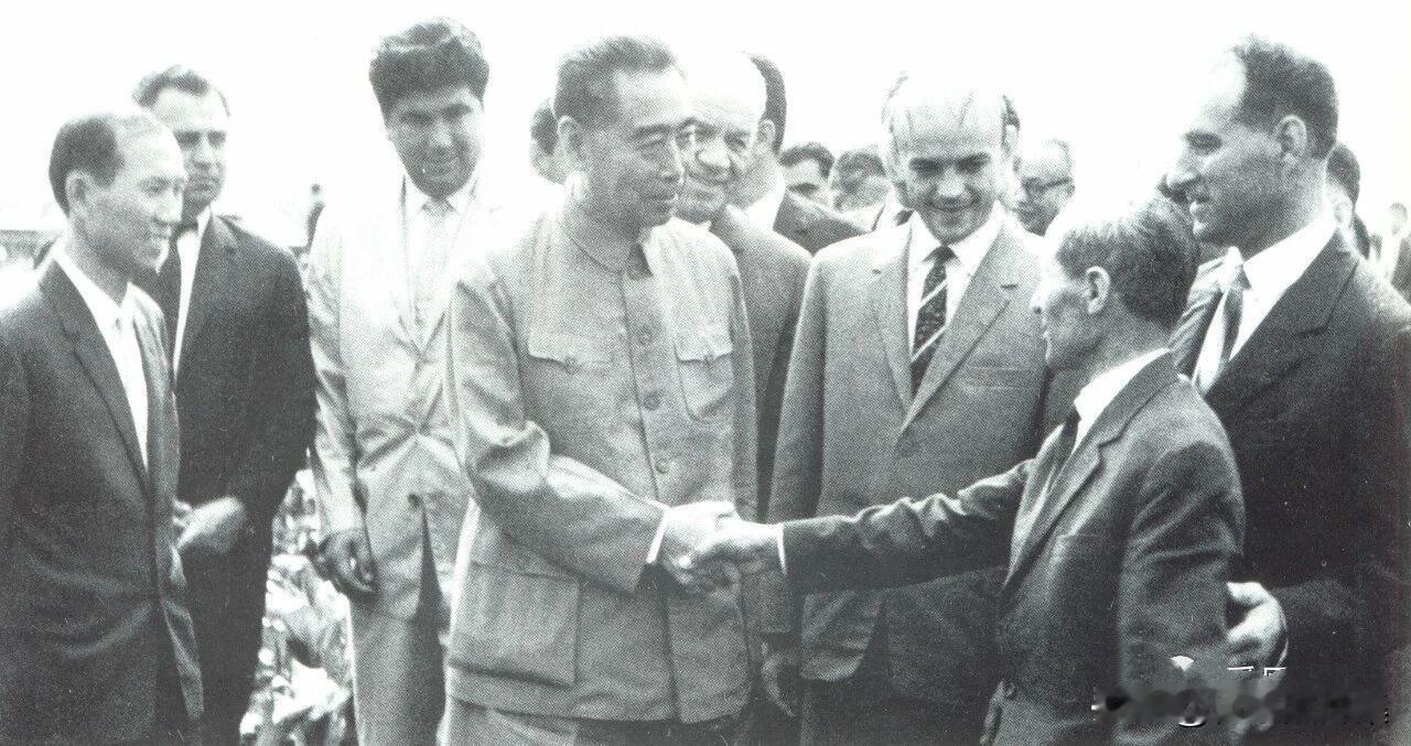 【周总理历史上的今天——6月22日】
1966年6月22日，​下午，​周恩来总理