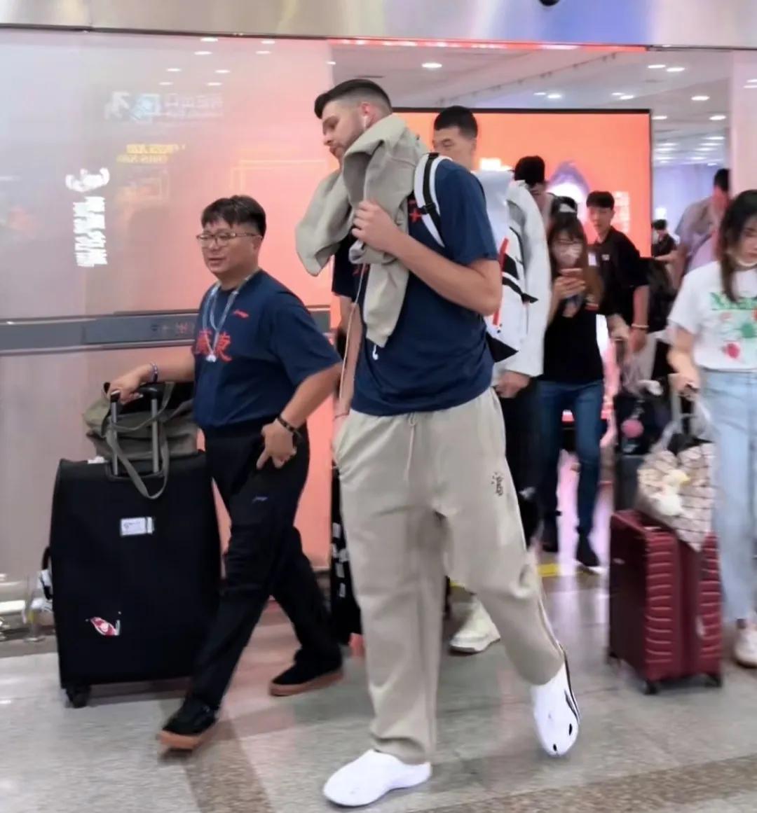 广东队来到福建，见他们出个海报“愚公移山，”新来的拉科塞维奇不明其意，问助教兼顾