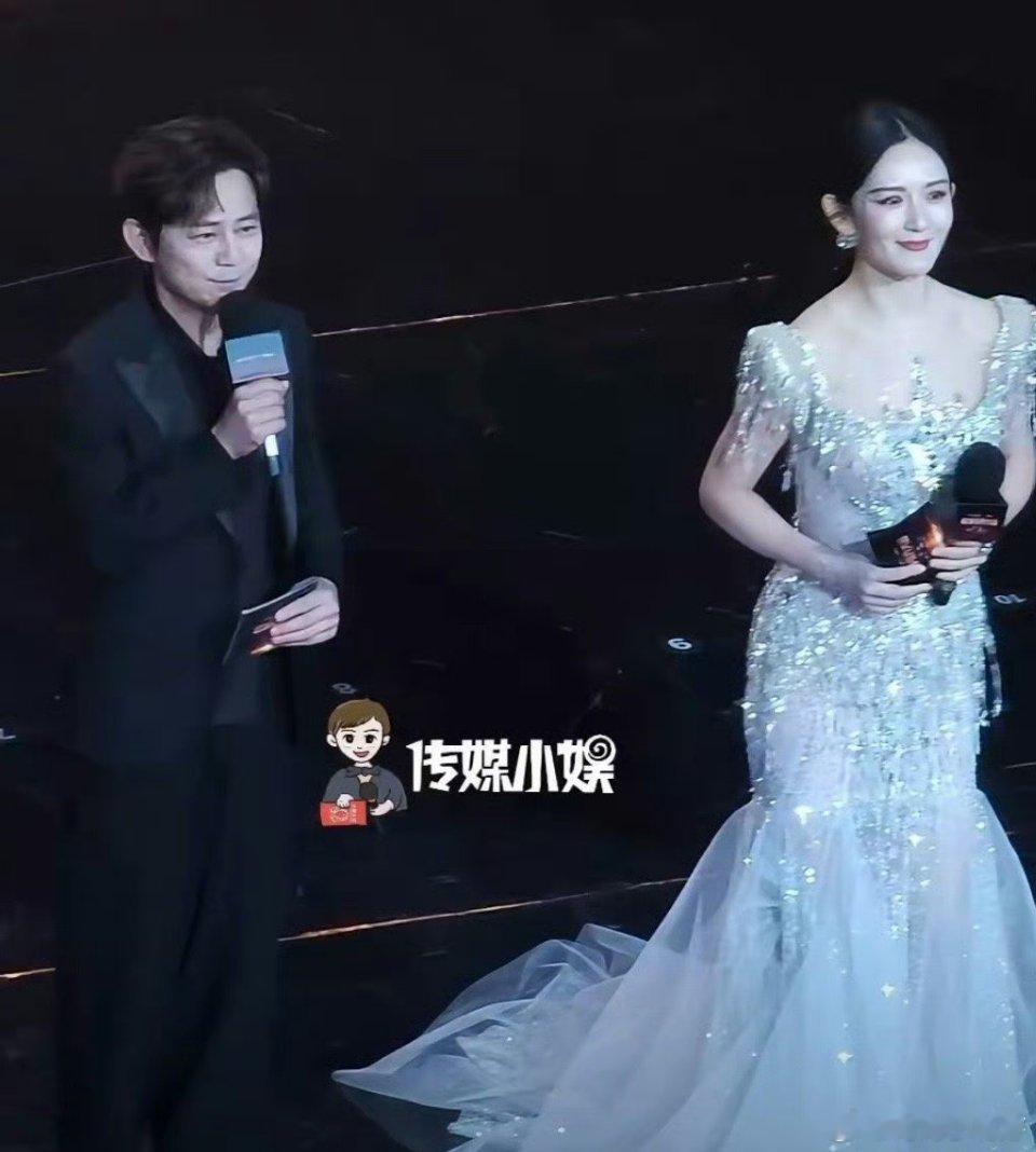 何炅谢娜一出场我的青春回来了何老师和娜姐一出场，我瞬间破防😭 青春的潮水“唰”