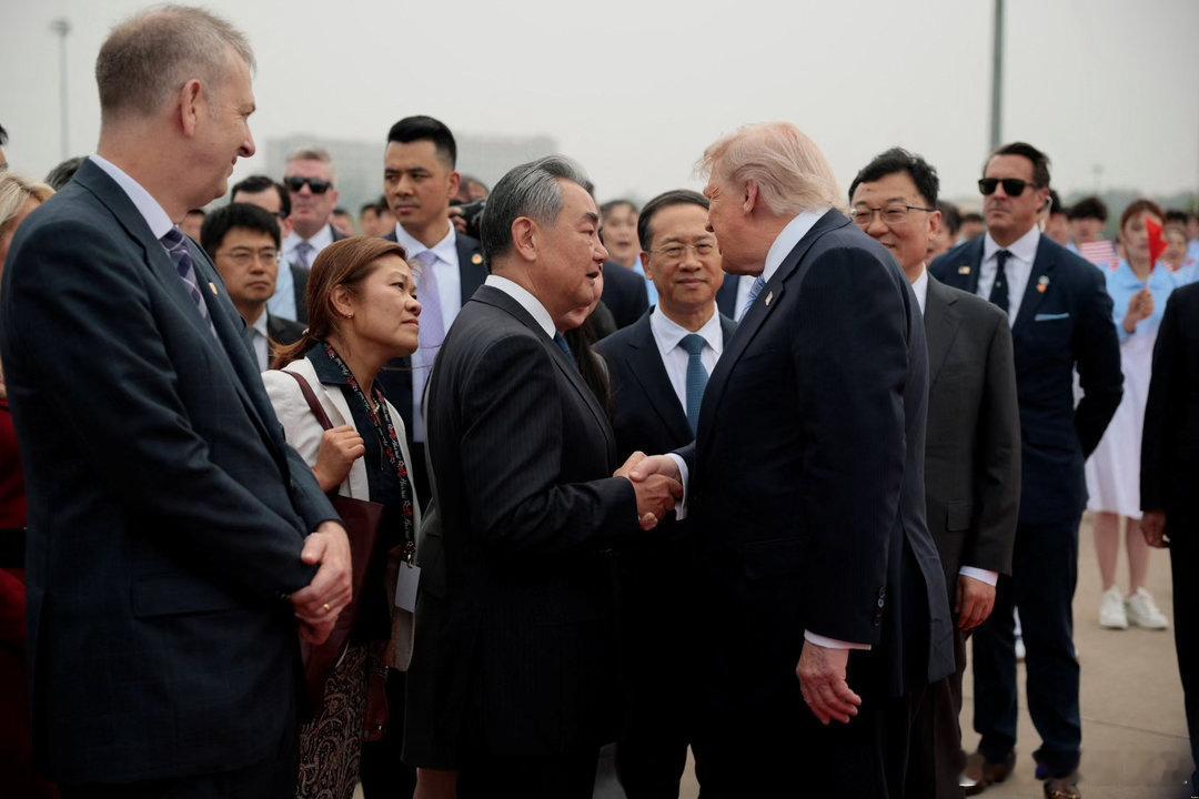 到机场送行的，是外长🇺🇸国务卿在京接受🇺🇸媒体采访时称：谈到🏝️的问题
