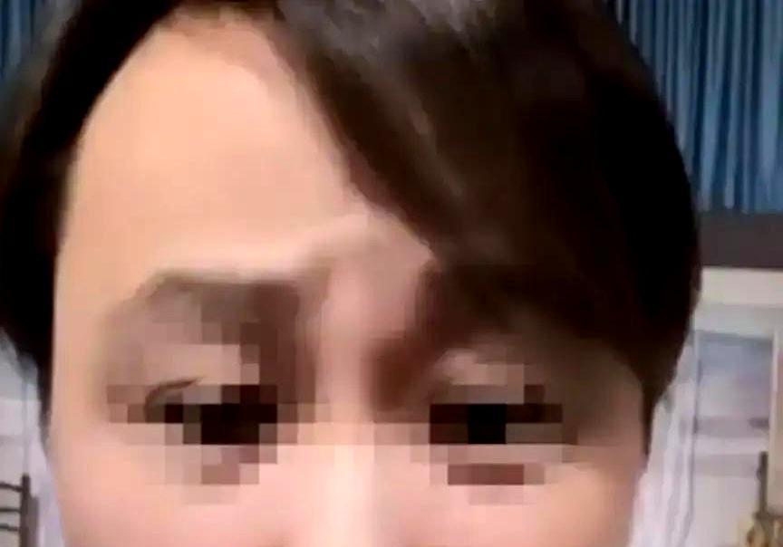 狐假虎威？
郭德纲的刀锋落下，闫某某的直播间一夜空了四成。
抬杠博眼球的嘶吼，挡