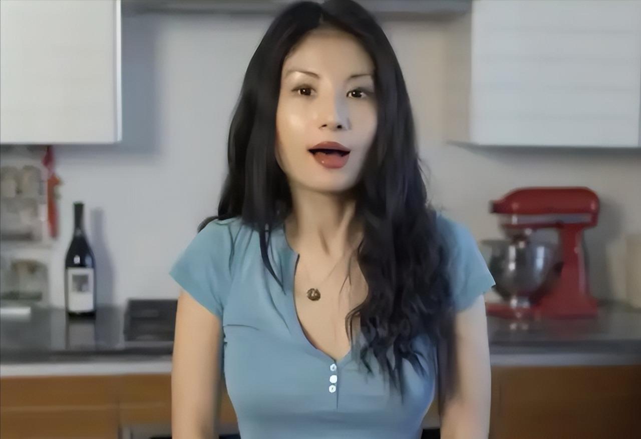 “我恨自己天生一副华人面孔！”曾有位华裔女记者拼命跪舔美国、恶意抹黑祖国，万万没