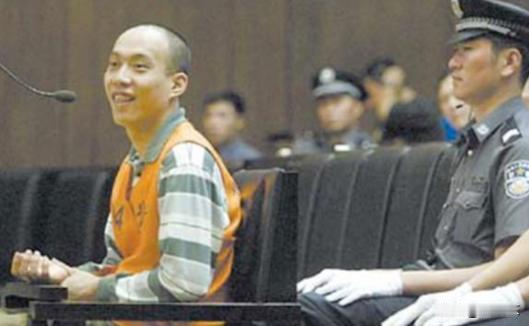 2005年9月，一个男子被枪决的第二天，他姐姐来到北京市第一看守所，送来一面锦旗