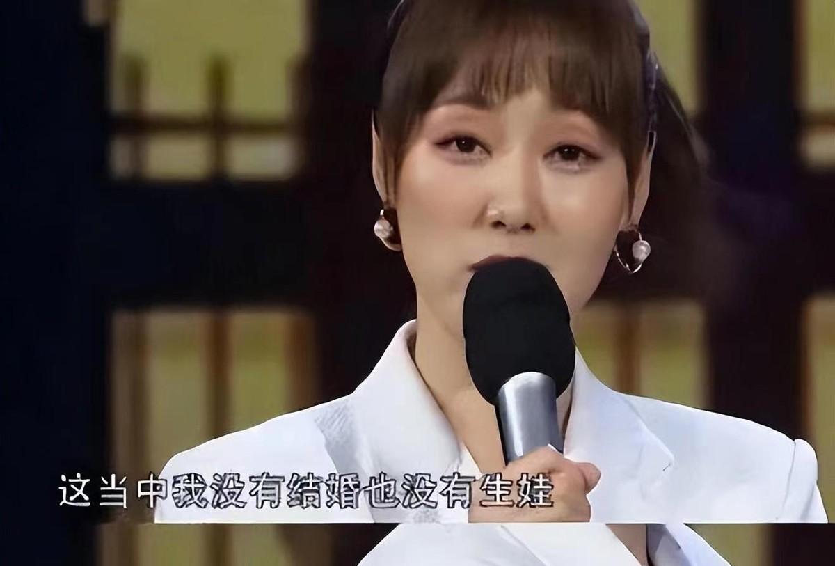 央视美女主持王冠，曾因绯闻隐退，如今重归舞台！她曾搭档曹可凡、李咏，实力出众却频