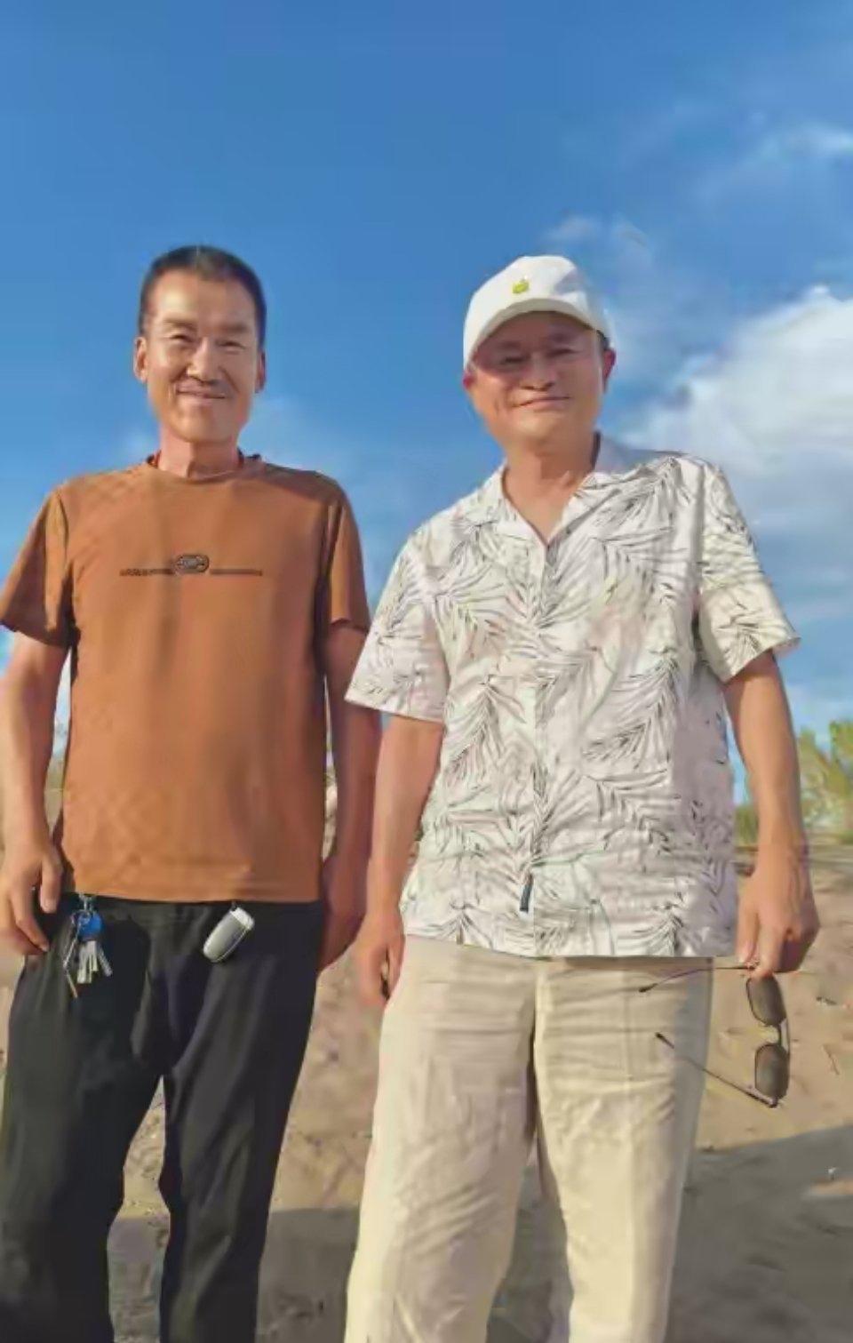 什么情况？！马云跑大西北去了，跟农家老人吃瓜种树，看着好惬意！很多人就很诧异为什