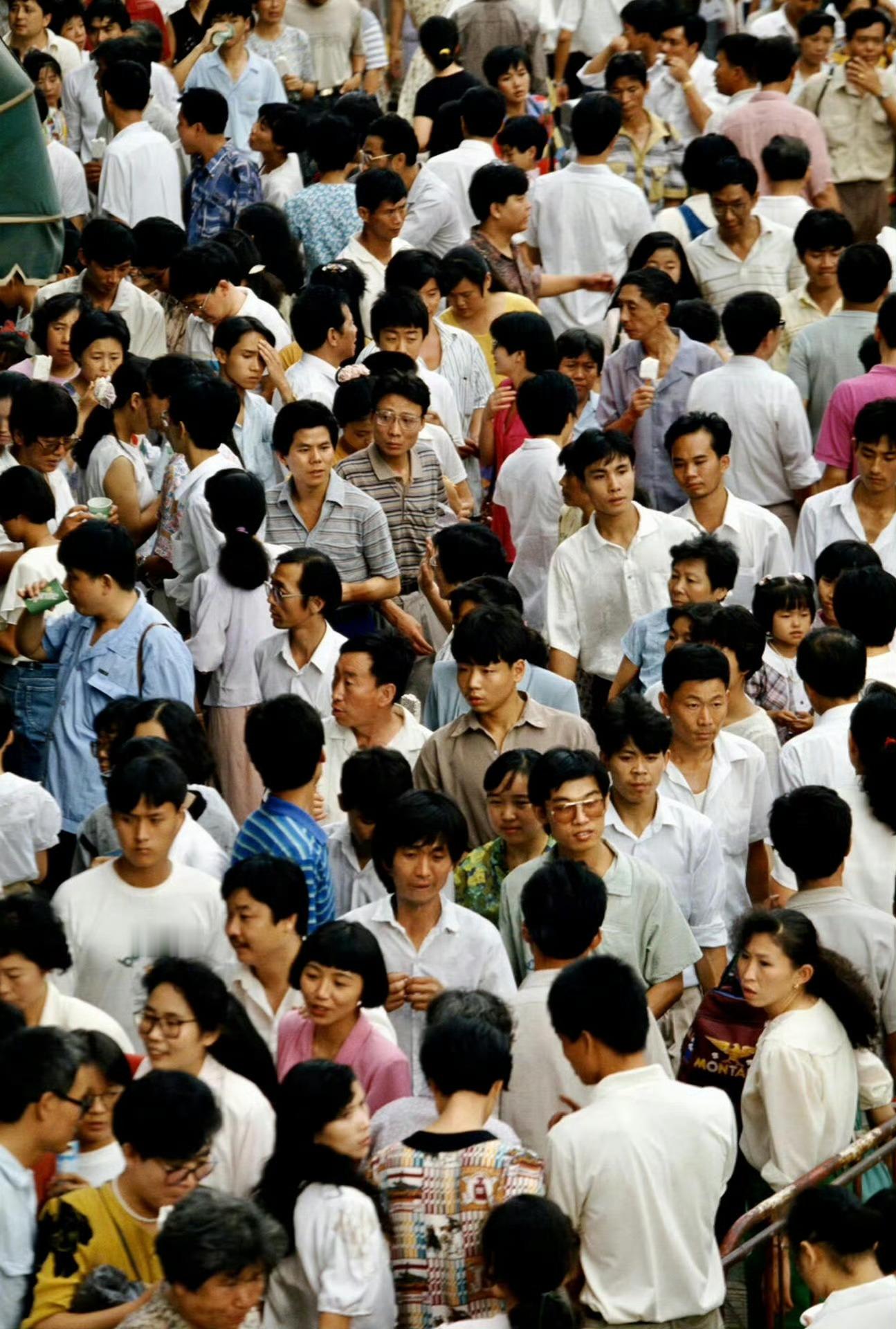 ​不要崇拜任何人，绝大部分有头有脸的人，都是坏人，他们不坏，根本出不了名，纯粹的