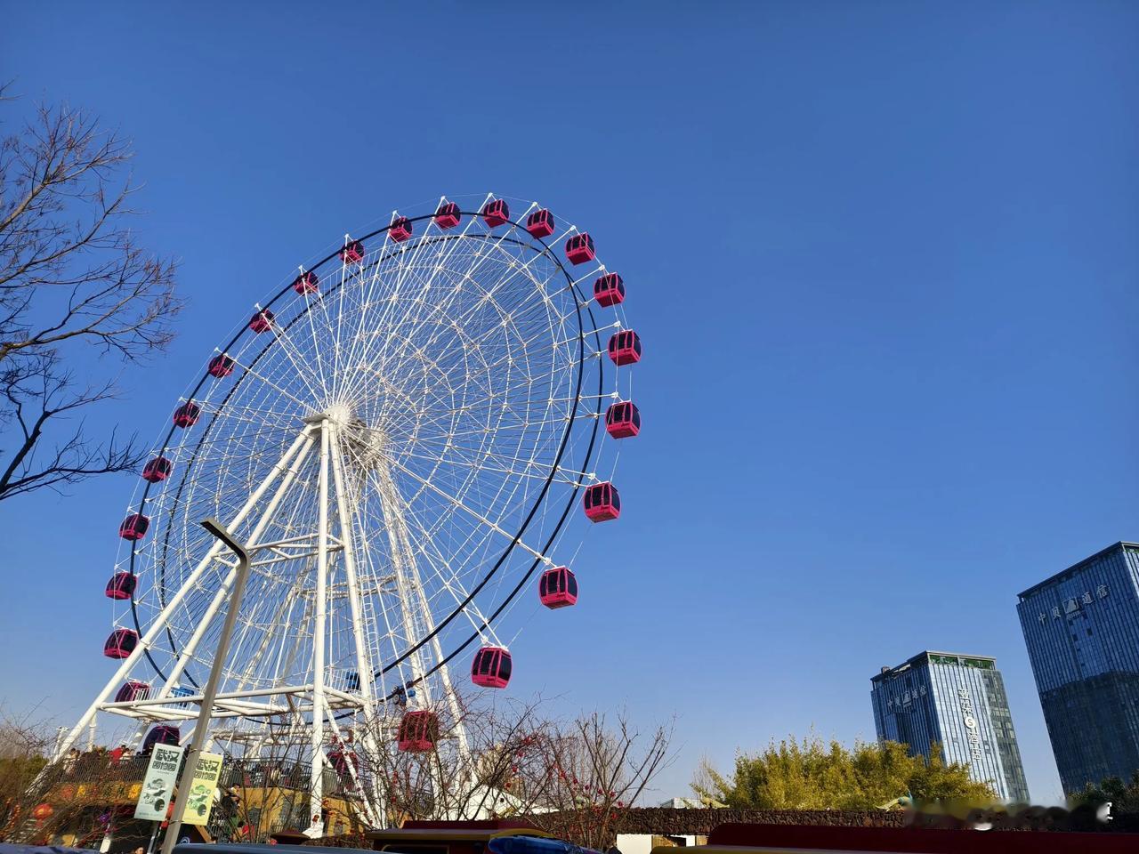 回老家一趟，感慨良多。

去年曾坐在一个桌上吃饭、谈话聊天的几个人，今年就两个世