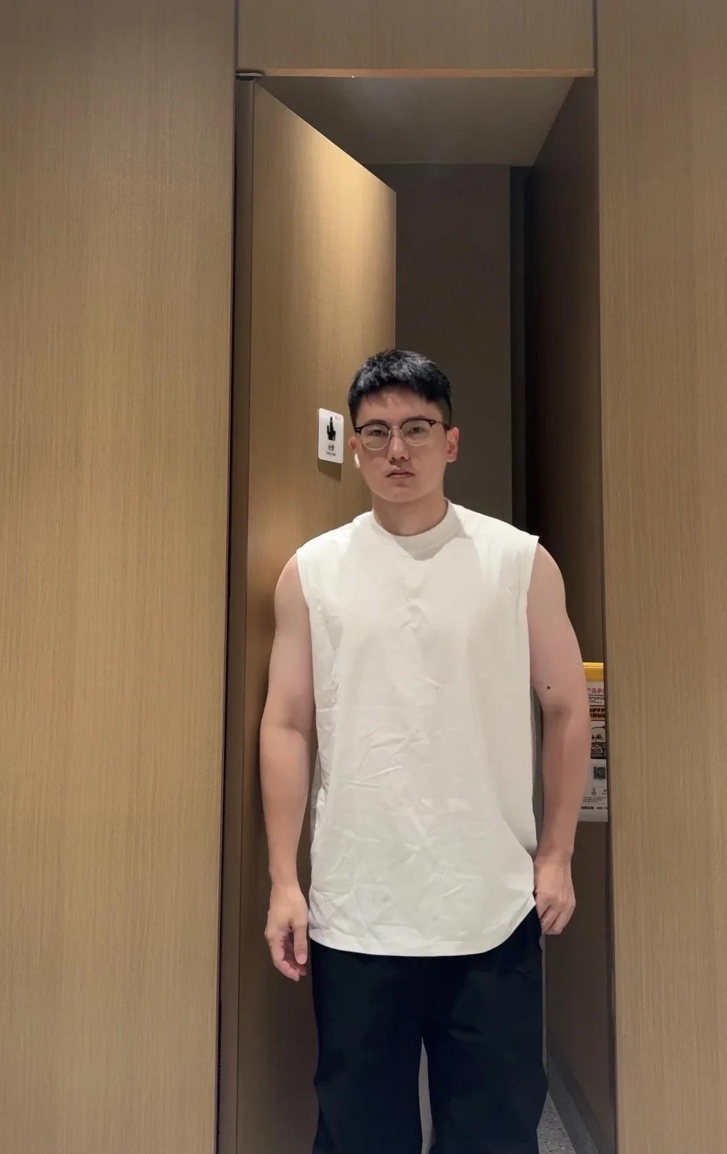 晚上好
阳光男孩
见人不如健身